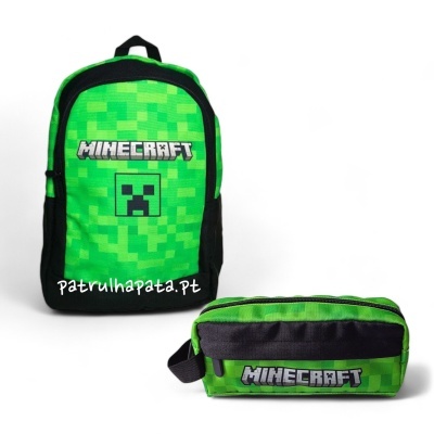 Mochila e estojo escolares verdes e pretos com logotipo Minecraft e padrão pixelizado.