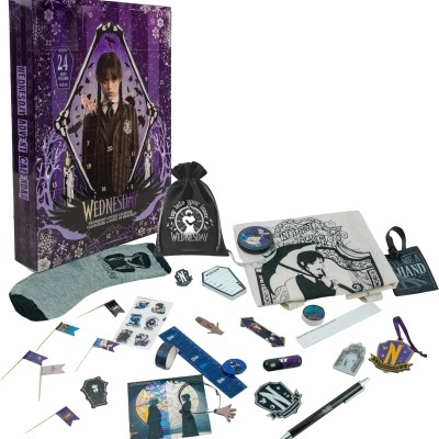 Conjunto de produtos da série Wednesday com vários acessórios temáticos e caixa lilás