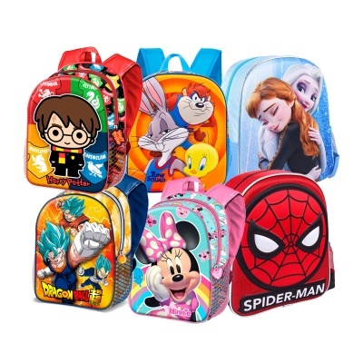 Seis mochilas infantis coloridas com personagens de desenhos animados e filmes populares.