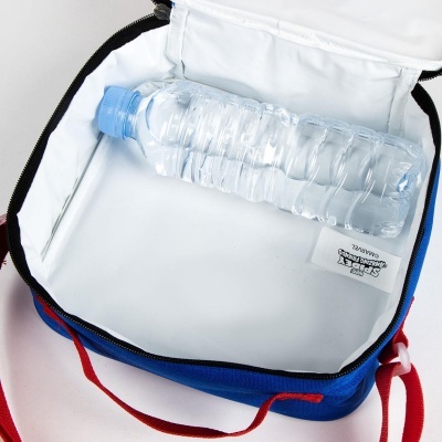 Mala térmica azul com interior branco e garrafa de água de plástico transparente
