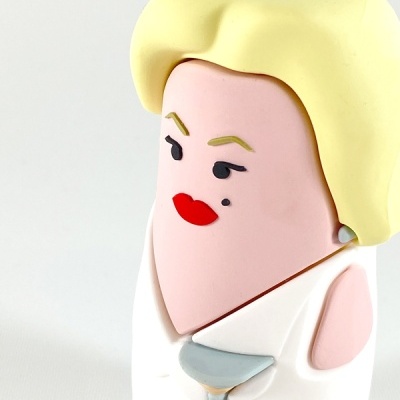 Figura decorativa estilizada com cabelo amarelo e roupa branca