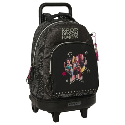 Mochila preta com carrinho com ilustração de grupo de K-pop e texto K-POP DEMON HUNTERS.