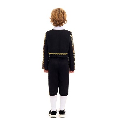 Criança de costas a usar roupa tradicional preta com detalhes dourados e meias brancas