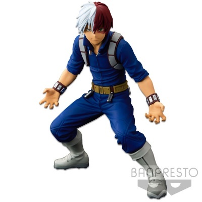 Figura de personagem com cabelo branco e vermelho, vestida com farda azul e botas cinza