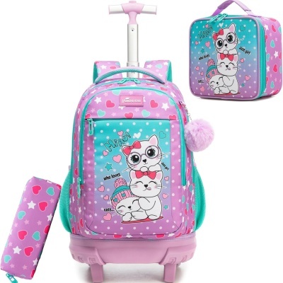 Conjunto mochila com rodinhas, lancheira e estojo com estampa de gatos e corações rosa e azul.
