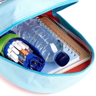 Mochila azul claro com cadernos, garrafa de água e estojo com canetas