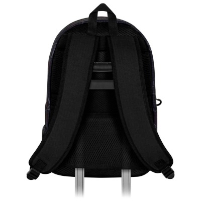 Mochila preta vista de costas com alças acolchoadas em tecido de malha