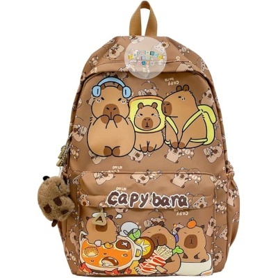 Mochila castanha com desenhos de capivaras e pendente de pelúcia