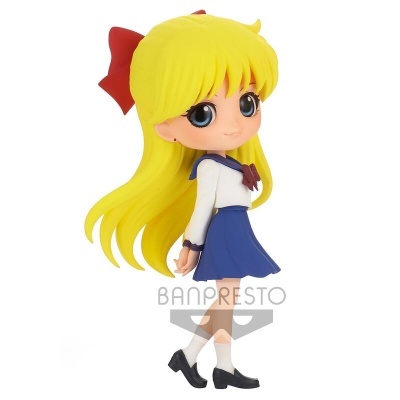 Figura colecionável Banpresto personagem feminina com cabelo loiro e uniforme escolar