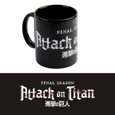 Caneca preta com texto Attack on Titan