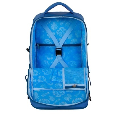 Mochila azul aberta com interior azul claro e padrão floral