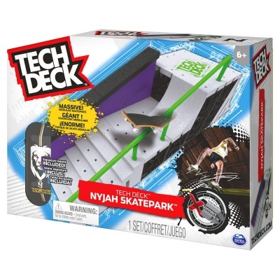Conjunto Tech Deck Nyjah Skatepark com rampa de skate em miniatura e fingerboard