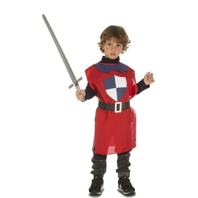 Criança com fantasia de cavaleiro e espada