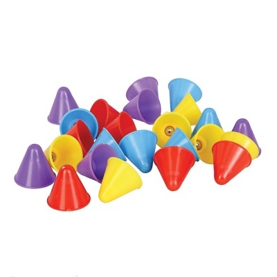 Cones pequenos de plástico coloridos em fundo branco