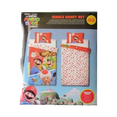 Conjunto roupa de cama individual tema Super Mario Bros com fronhas vermelhas e edredons azul e branco com padrões e personagens.