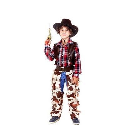 Criança vestida como cowboy com camisa xadrez, calças com padrão de vaca e chapéu castanho