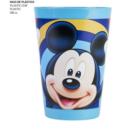 Copo plástico azul com imagem do Mickey Mouse e texto impresso no canto superior esquerdo