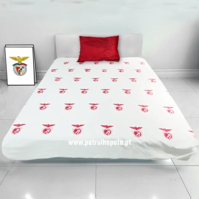 Cama com lençol branco com logótipos vermelhos do SL Benfica e almofada vermelha