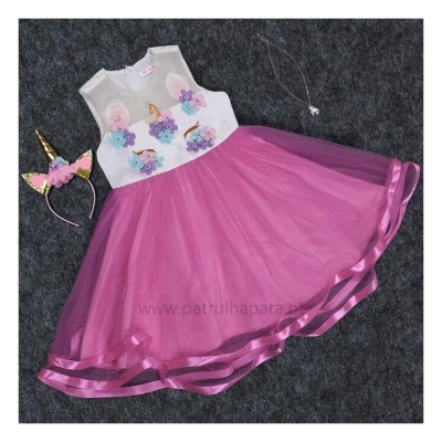 Vestido infantil branco com bordados de unicórnio e saia rosa em tule com fita de cetim e tiara com orelhas e chifre de unicórnio