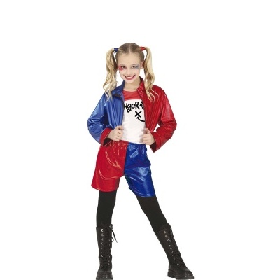 Menina criança com conjunto brilhante vermelho e azul, camisola branca com texto, meia-calça e botas pretas num fundo branco