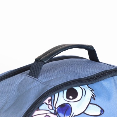 Mochila azul com estampa de personagem branco e azul e alça preta acolchoada