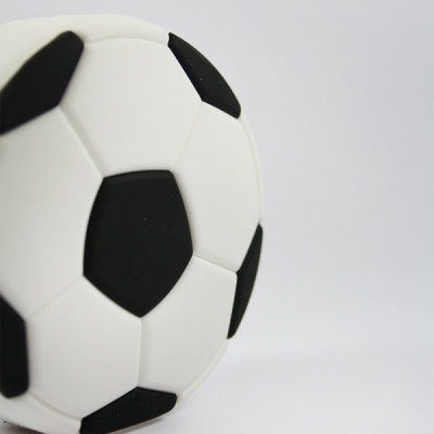 Bola de futebol padrão preto e branco com fundo branco