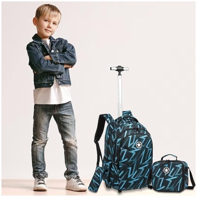 Mochila azul e preta com padrão geométrico e estojo com o mesmo padrão ao lado de criança