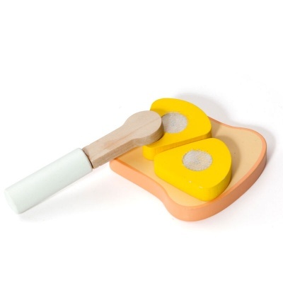 brinquedo de madeira representando pão e queijo com espátula