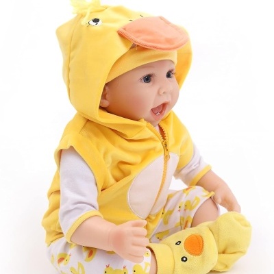 Bebé vestido com fato e acessórios amarelos com tema de pato