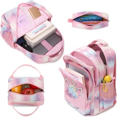 Mochila escolar rosa com estampa de unicórnio, vários compartimentos abertos mostrando livros, frutas e material escolar