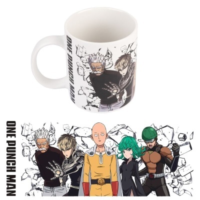 Caneca branca com personagens de One Punch Man e texto