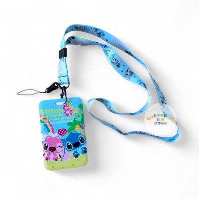 Cartão de identificação com cordão azul claro com personagens cantores e texto em inglês