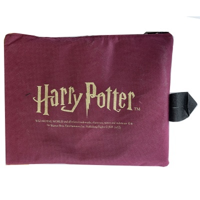 Estojo vinho de tecido com fecho preto e texto dourado Harry Potter
