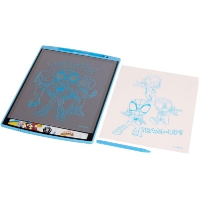 Tablet de desenho digital azul com desenhos de super-heróis e papel com mesma imagem e caneta azul