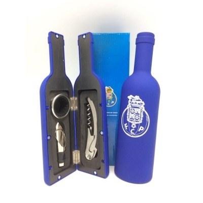 Estojo azul para acessórios de vinho em forma de garrafa com caixa ao fundo