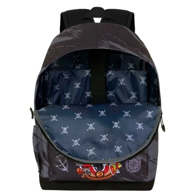Mochila preta aberta com padrão de caveiras por dentro e estampas coloridas de navio por fora