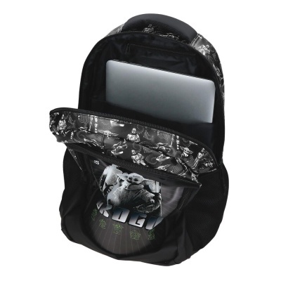 Mochila preta com estampa de Baby Yoda e laptop dentro