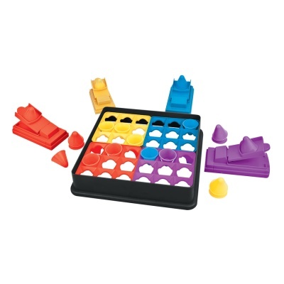 Jogo de tabuleiro colorido com várias peças de plástico.