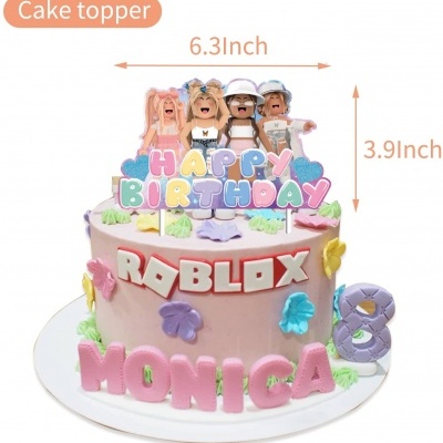 Bolo de aniversário rosa com topo decorado com personagens, texto colorido e decorativo em tema Roblox