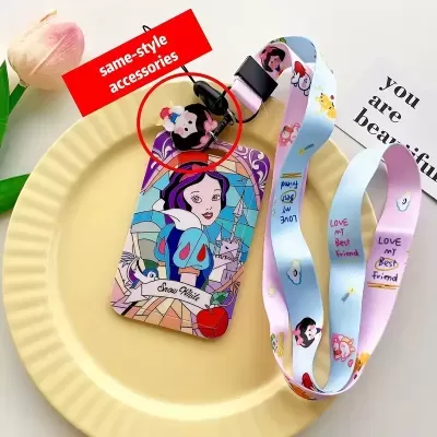 Cartão com a Branca de Neve e cordão colorido com texto 'LOVE MY BEST FRIEND' sobre prato creme.