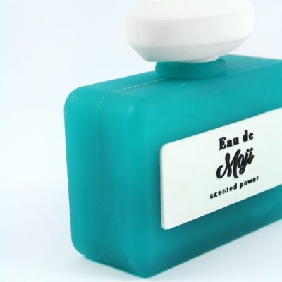 Frasco retangular azul turquesa com tampa branca e etiqueta de perfume