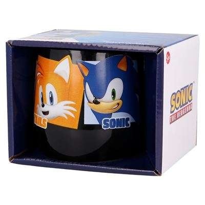 Caneca preta com personagens Tails e Sonic na caixa