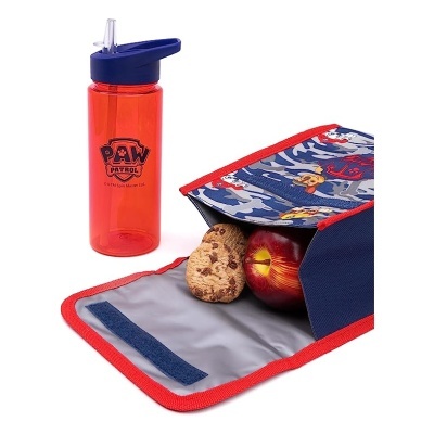 Garrafa vermelha e lancheira azul com personagens e frutas dentro.