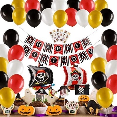 Decoração de aniversário com balões coloridos e tema de piratas e Halloween