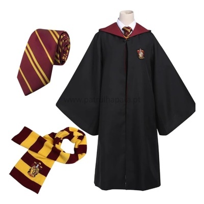 Traje de Hogwarts com capa preta, gravata e lenço às riscas bordô e dourado e emblema bordado.