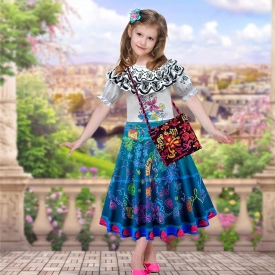 Menina com vestido azul floral e bolsa preta colorida numa varanda com vista da cidade