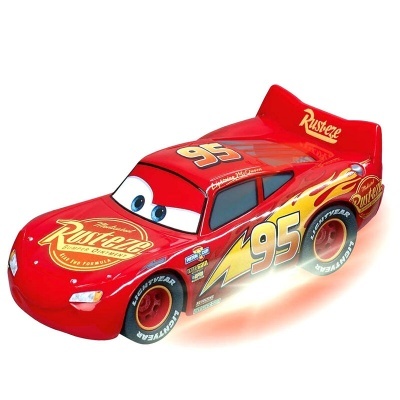 Carro de brinquedo vermelho com olhos grandes e número 95 nas laterais