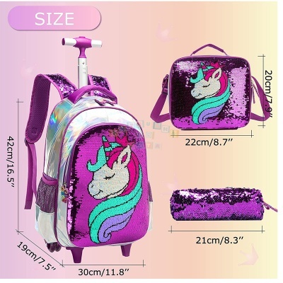 Conjunto rosa de mochila, lancheira e estojo com paetês e unicórnio colorido.