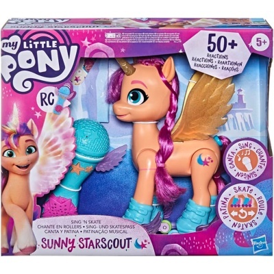 Brinquedo My Little Pony Sunny Starscout com microfone e patins na embalagem rosa
