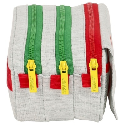 Estojo escolar cinzento com três compartimentos e fechos verde e vermelho com puxadores amarelos